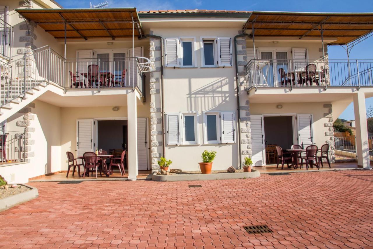 Gf Apartments Li Seddi Badesi Exterior foto